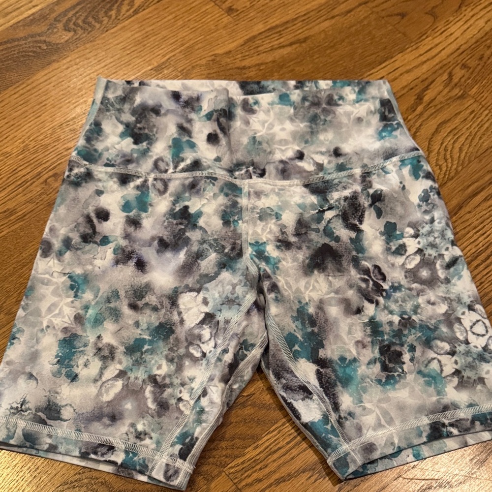 Lululemon women’s Patterned Shorts